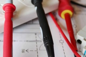 使用 AUTOCAD、DIALux 和 Etap 的配电 ( Electrical Power Distribution with AUTOCAD, DIALux & Etap )